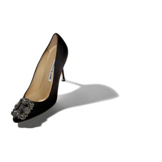 Décolleté Hangisi in raso nero con fibbia gioiello Décolleté Hangisi in raso nero con fibbia gioiello