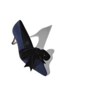 Décolleté SERBA in camoscio blu navy con fiocco in velluto