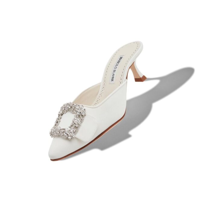 Maysale Jewel Sabot in raso bianco con fibbia in cristallo