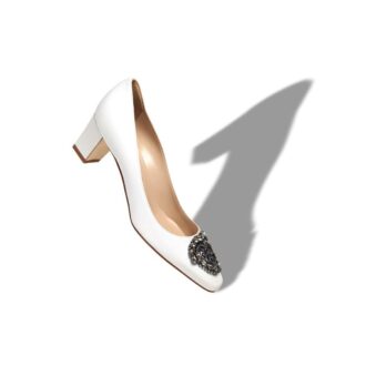 Okkato Décolleté in crêpe de chine bianco con fibbia gioiello
