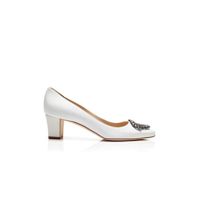 Okkato Décolleté in crêpe de chine bianco con fibbia gioiello Okkato Décolleté in crêpe de chine bianco con fibbia gioiello