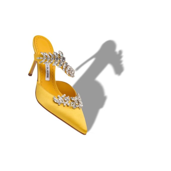 Sabot Lurum in raso giallo con decorazioni in cristallo Sabot Lurum in raso giallo con decorazioni in cristallo